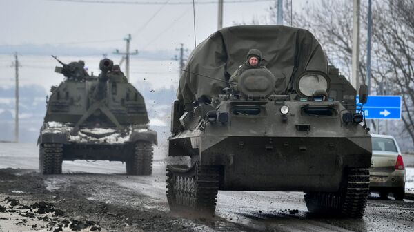 مدرعات قوات الجيش الروسي منطقة بيلغورود، على حدود روسيا و أوكرانيا 26 فبراير 2022 - سبوتنيك عربي