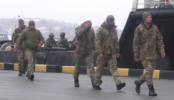 جنود من الفرقة 82 التابعة للجيش الأوكراني، الذين استسلموا للجيش الروسي، في سيفاستوبل، في منطقة جزيرة زمييني، شبة جزيرة القرم 26 فبراير 2022 - سبوتنيك عربي