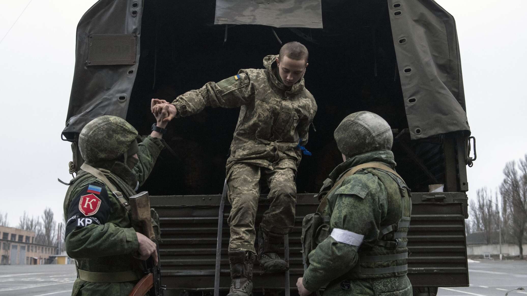 إعلام نرويجي يكشف كيف يتم نقل الأوكرانيين قسرا إلى الجيش من الشوارع