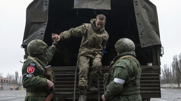 Добровольно сдавшийся в плен военнослужащий украинской армии в Луганске - سبوتنيك عربي