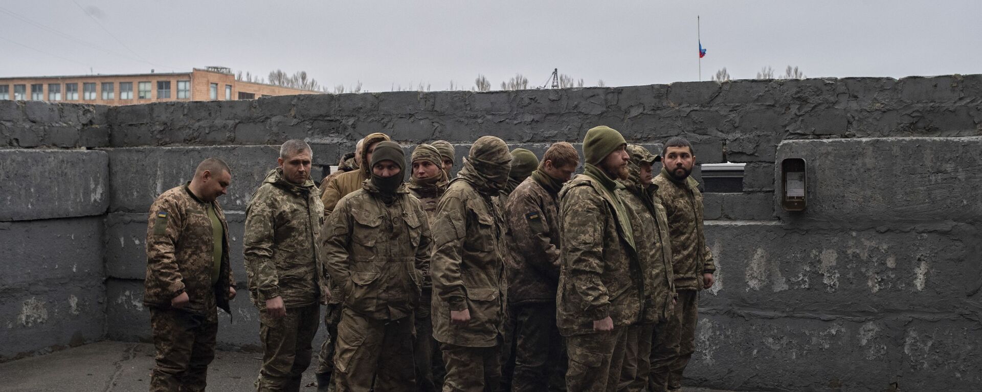 جنود من الجيش الأوكراني، الذين استسلموا للجيش الروسي، في لوغانسك، 25 فبراير 2022 - سبوتنيك عربي, 1920, 24.08.2022