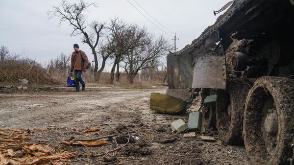 الوضع بالقرب من ماريوبول - دبابة أوكرانية مدمرة، أوكرانيا 28 فيراير 2022 - سبوتنيك عربي