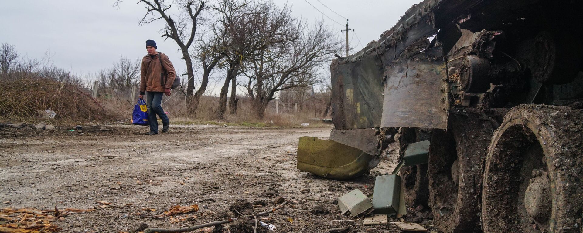 الوضع بالقرب من ماريوبول - دبابة أوكرانية مدمرة، أوكرانيا 28 فيراير 2022 - سبوتنيك عربي, 1920, 05.03.2022
