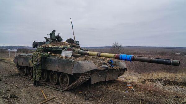 الوضع بالقرب من ماريوبول - دبابة أوكرانية مدمرة، أوكرانيا 28 فيراير 2022 - سبوتنيك عربي