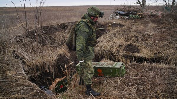 الوضع بالقرب من ماريوبول - قوات جمهورية دونيتسك الشعبية تتفقد ما تركه الجيش الأوكراني من سلاح وذخيرة، أوكرانيا 28 فيراير 2022 - سبوتنيك عربي