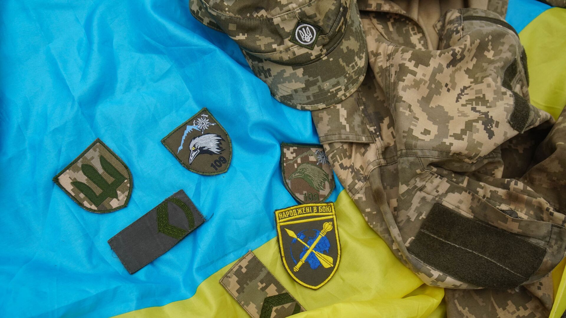 الوضع بالقرب من ماريوبول - علم أوكرانيا والزي العسكري تركها الجيش الأوكراني، أوكرانيا 28 فيراير 2022 - سبوتنيك عربي, 1920, 18.09.2023