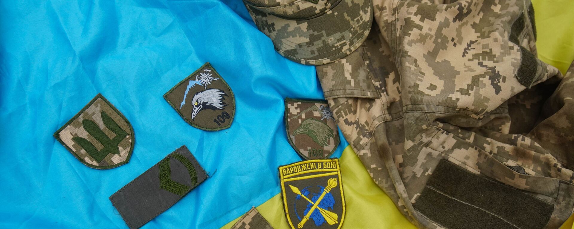 الوضع بالقرب من ماريوبول - علم أوكرانيا والزي العسكري تركها الجيش الأوكراني، أوكرانيا 28 فيراير 2022 - سبوتنيك عربي, 1920, 29.09.2023