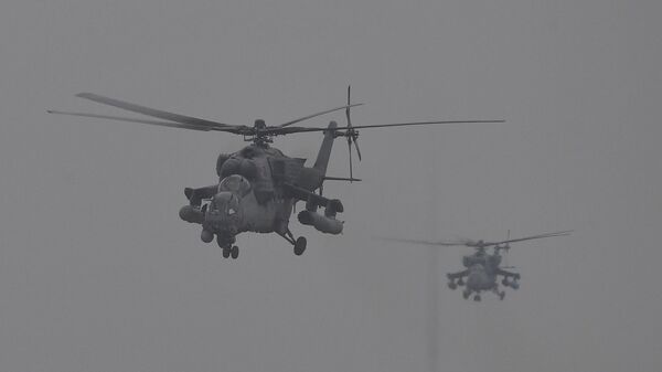 مروحيات هجومية من طراز مي-24 تابعة للقوات الجوية الروسية تحلق في سماء أرميانسك، 25 فبراير 2022 - سبوتنيك عربي