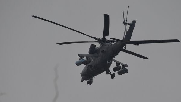 مروحيات هجومية من طراز مي-24 تابعة للقوات الجوية الروسية تحلق في سماء أرمينيا 25 فبراير 2022 - سبوتنيك عربي