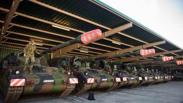 قوات الناتو على حدود روسيا - قوات الجيش الألماني تتفقد الدبابات قبل توجهها إلى ليتوانيا، 14 فبراير 2022 - سبوتنيك عربي