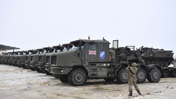 Танки, загруженные на военные грузовые платформы, прибывают на базу НАТО в Эстонии - سبوتنيك عربي