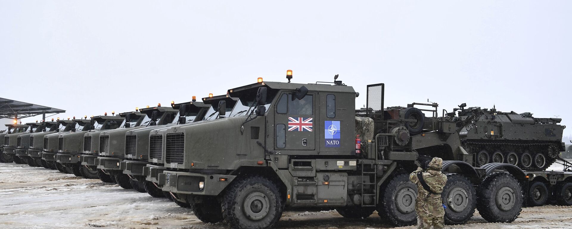 قوات الناتو على حدود روسيا - مدرعات تابعة لقوات الجيش البريطاني تصل إلى إستونيا 25 فبراير 2022 - سبوتنيك عربي, 1920, 08.02.2023