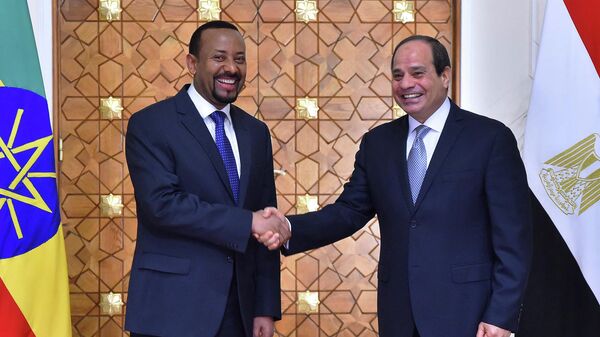 الرئيس المصري عبد الفتاح السيسي يصافح رئيس الوزراء الإثيوبي أبي أحمد - سبوتنيك عربي