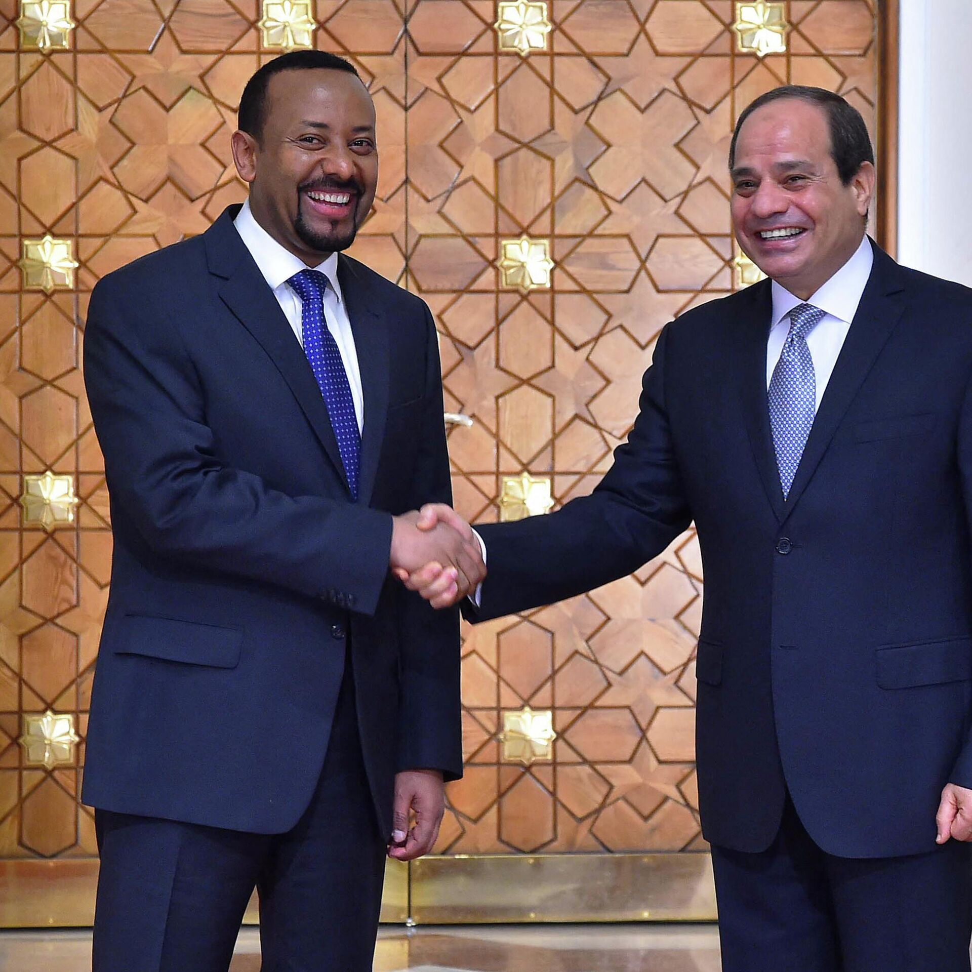 ابتسامة ومصافحة حارة بين الرئيس المصري ورئيس وزراء إثيوبيا في باريس... صور  - 22.06.2023, سبوتنيك عربي