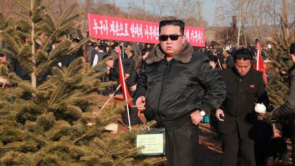 يشارك الزعيم الكوري الشمالي كيم جونغ أون في فعالية لزراعة الأشجار مع المشاركين في المؤتمر الثاني لأمناء اللجان الأولية لحزب العمال الكوري، 2 مارس 2022 - سبوتنيك عربي