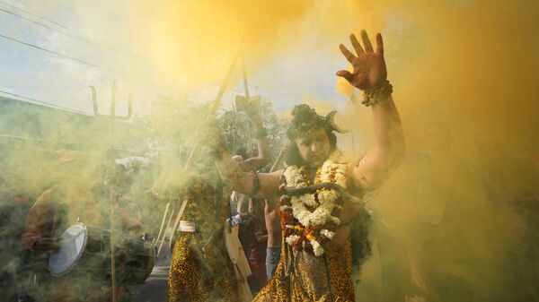 أحد المتعبدين يرتدي زي الإله الهندوسي شيفا يشارك في موكب عشية مهرجان شيفراتري، في جامو، الهند، 28 فبراير 2022. 
 - سبوتنيك عربي