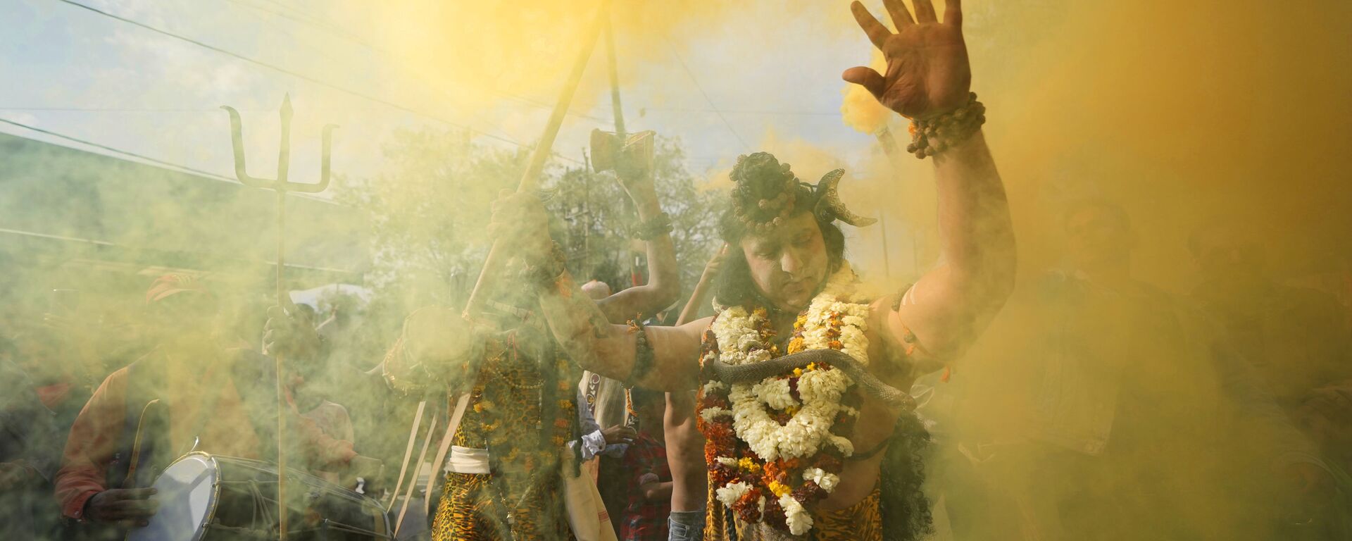 أحد المتعبدين يرتدي زي الإله الهندوسي شيفا يشارك في موكب عشية مهرجان شيفراتري، في جامو، الهند، 28 فبراير 2022. 
 - سبوتنيك عربي, 1920, 08.07.2022