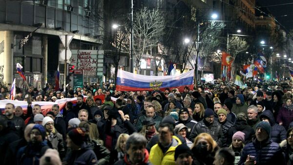 المشاركون في مسيرة شعبية لدعم روسيا في بلغراد، صربيا 4 مارس 2022 - سبوتنيك عربي