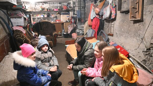 أطفال يغادرون الملجأ بعد إلغاء الإنذار بقصف القوات المسلحة الأوكرانية في قرية منجم غاغارين في غورلوفكا، منطقة دونيتسك، أوكرانيا 8 مارس 2022 - سبوتنيك عربي