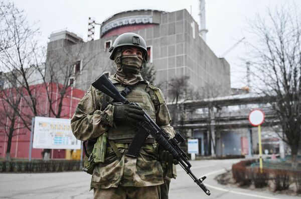 جندي روسي في محطة الطاقة النووية في زابوروجيا، الواقعة في منطقة زابوروجيا بأوكرانيا في مدينة إنرغودار. - سبوتنيك عربي