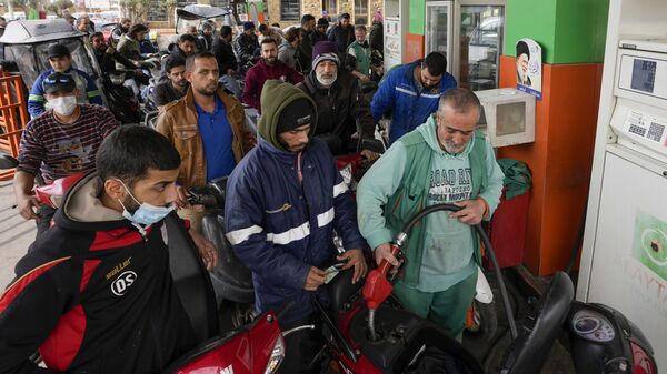 طوابير لتعبئة البنزين في بيروت، لبنان 7 مارس 2022 - سبوتنيك عربي