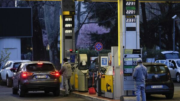 طوابير لتعبئة البنزين في ميلانو، إيطاليا 10 مارس 2022 - سبوتنيك عربي