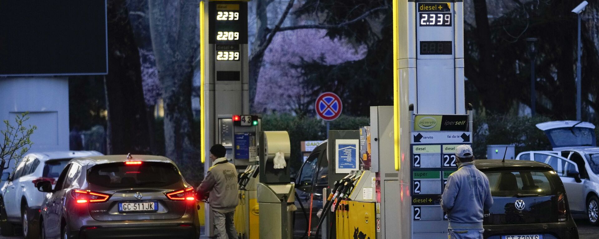 طوابير لتعبئة البنزين في ميلانو، إيطاليا 10 مارس 2022 - سبوتنيك عربي, 1920, 04.04.2022