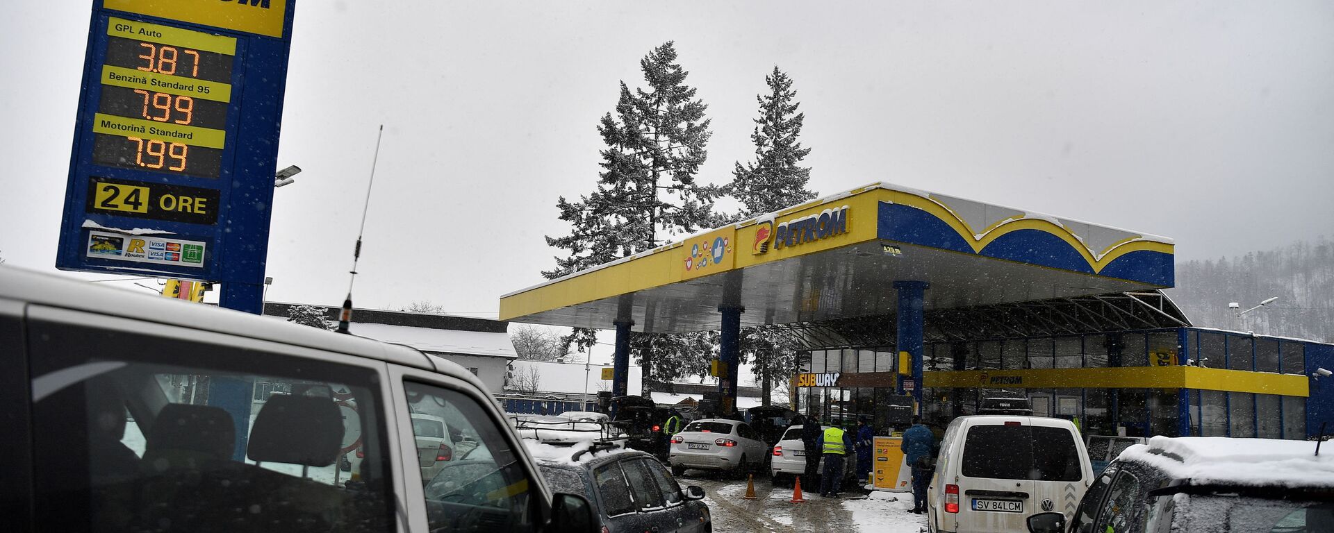 رطوابير لتعبئة البنزين في غورا-هومورولوي، رومانيا 10 مارس 2022 - سبوتنيك عربي, 1920, 14.03.2022
