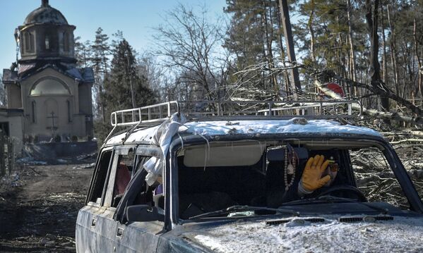 مواطن يرحل من فونوفاخا بعد تعرضها لقصف القوات المسلحة الأوكرانية، جمهورية دونيتسك الشعبية 12 مارس 2022 - سبوتنيك عربي