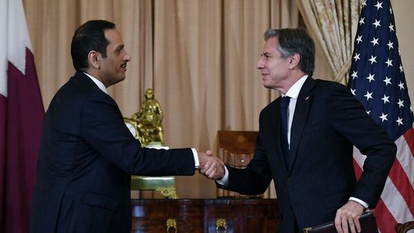 وزير الخارجية الأمريكي، أنطوني بلينكن، يصافح نظيره القطري، الشيخ محمد بن عبد الرحمن آل ثاني - سبوتنيك عربي