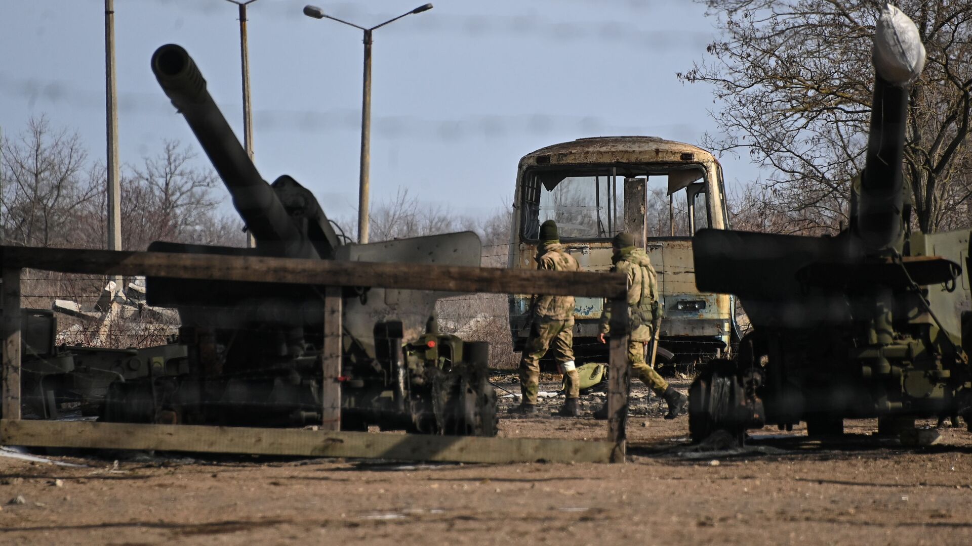 مدفع هاوتزر من وحدة مدفعية تركتها القوات المسلحة الأوكرانية في بيرديانسك، أوكرانيا 12 مارس 2022 - سبوتنيك عربي, 1920, 03.08.2022