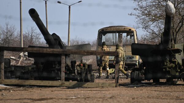 Гаубицы из брошенной артиллерийской части Вооруженных сил Украины, временно расположенная на территории пункта приема металла в Бердянске - سبوتنيك عربي