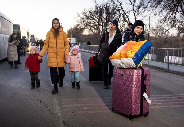 لاجئون من منطقة خيرسون عند نقطة تفتيش أرميانسك على الحدود الروسية الأوكرانية في شبه جزيرة القرم الروسية، 12 مارس 2021 - سبوتنيك عربي