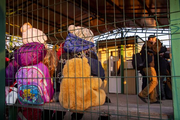 أطفال اللاجئين من منطقة خيرسون عند نقطة تفتيش أرميانسك على الحدود الروسية الأوكرانية في شبه جزيرة القرم الروسية، 12 مارس 2021 - سبوتنيك عربي