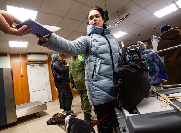 لاجئون من منطقة خيرسون عند نقطة تفتيش أرميانسك على الحدود الروسية الأوكرانية في شبه جزيرة القرم الروسية، 12 مارس 2021 - سبوتنيك عربي