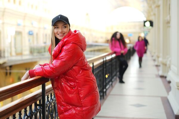 فتاة في متجر غوم على الساحة الحمراء، بعد رفع قيود كورونا المتعلقة بارتداء الكمامات في الأماكن العامة، موسكو، 15 مارس 2022 - سبوتنيك عربي