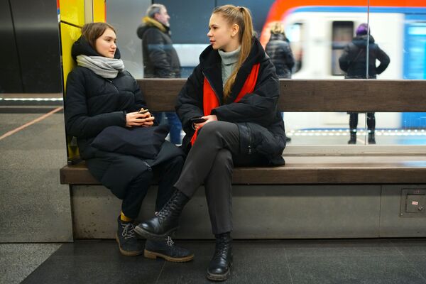 فتاتان في مترو موسكو، بعد رفع قيود كورونا المتعلقة بارتداء الكمامات في الأماكن العامة، موسكو، 15 مارس 2022 - سبوتنيك عربي