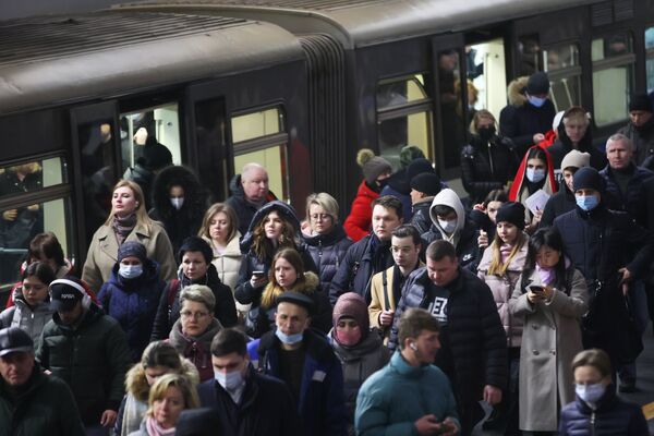 أشخاص في مترو موسكو، بعد رفع قيود كورونا المتعلقة بارتداء الكمامات في الأماكن العامة، موسكو، 15 مارس 2022 - سبوتنيك عربي