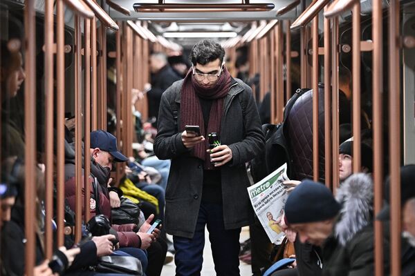 أشخاص في مترو موسكو، بعد رفع قيود كورونا المتعلقة بارتداء الكمامات في الأماكن العامة، موسكو، 15 مارس 2022 - سبوتنيك عربي