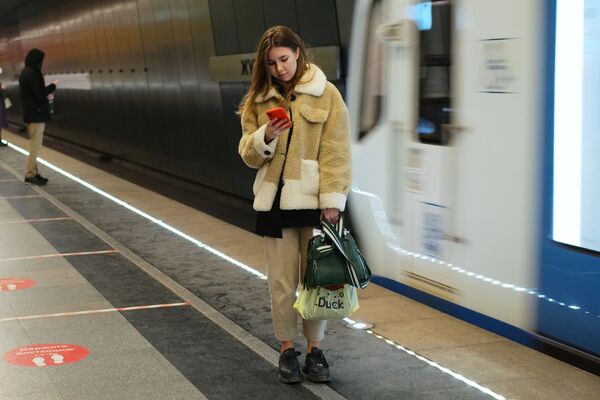 فتاة في مترو موسكو، بعد رفع قيود كورونا المتعلقة بارتداء الكمامات في الأماكن العامة، موسكو، 15 مارس 2022 - سبوتنيك عربي
