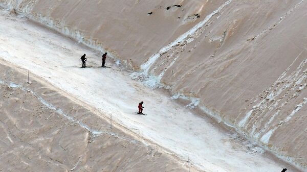 غطت رمال الصحراء الكبرى، التي تساقطت طوال الليل في فرنسا، ثلوج منتجع التزلج بياو-إنجالي، جنوب فرنسا 15 مارس 2022 - سبوتنيك عربي