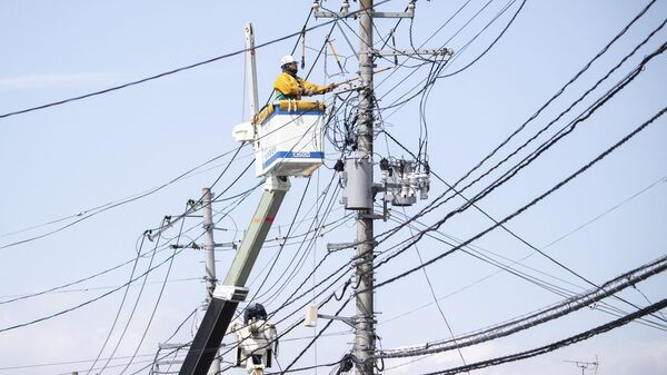 Рабочий проводит электромонтажные работы после отключения электроэнергии в Соме, префектура Фукусима - سبوتنيك عربي