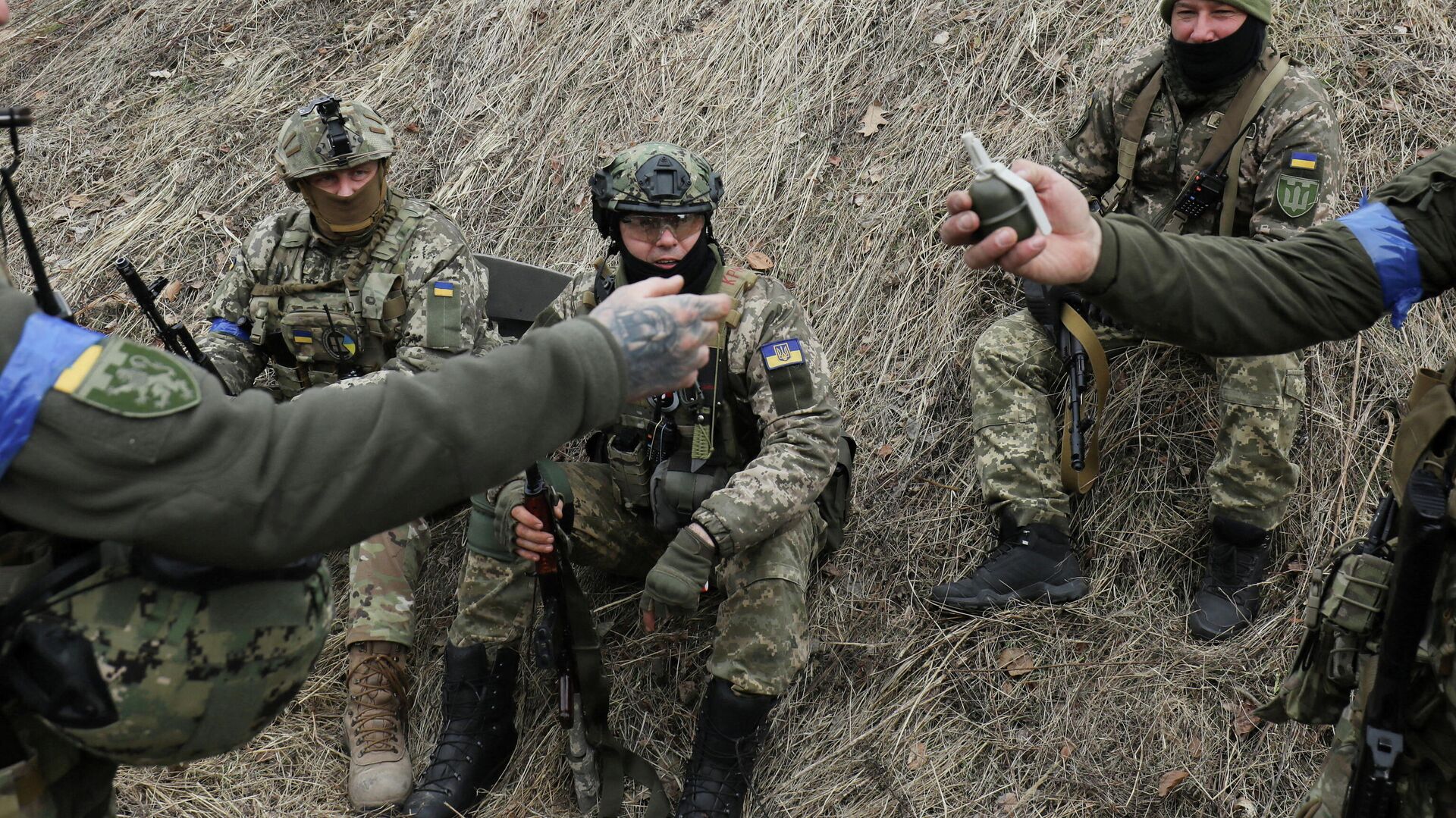 أعضاء من قوات الدفاع الإقليمية الأوكرانية يستريحون خلال التدريبات التكتيكية، بالقرب من لفوف، أوكرانيا، 16 مارس 2022. - سبوتنيك عربي, 1920, 31.03.2022