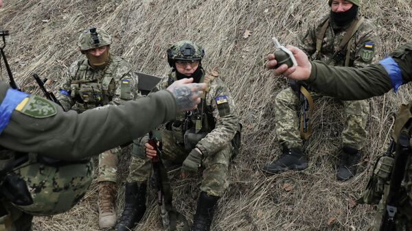 أعضاء من قوات الدفاع الإقليمية الأوكرانية يستريحون خلال التدريبات التكتيكية، بالقرب من لفوف، أوكرانيا، 16 مارس 2022. - سبوتنيك عربي