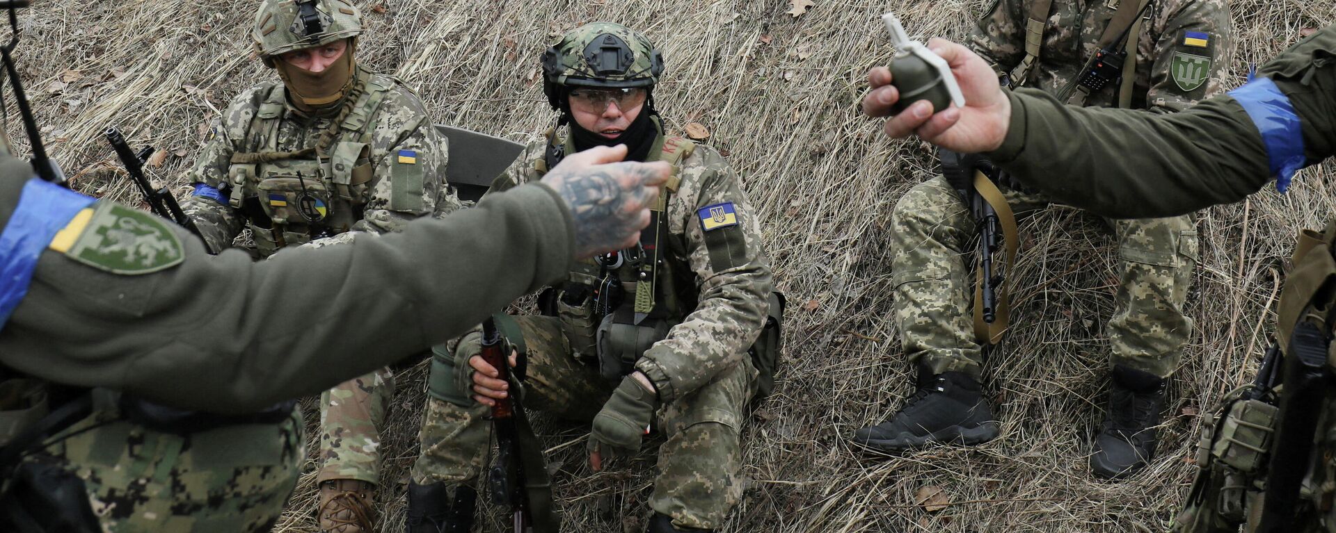 أعضاء من قوات الدفاع الإقليمية الأوكرانية يستريحون خلال التدريبات التكتيكية، بالقرب من لفوف، أوكرانيا، 16 مارس 2022. - سبوتنيك عربي, 1920, 20.03.2022