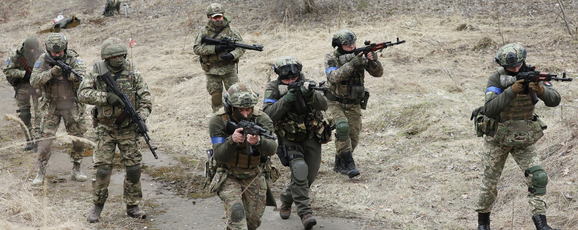 أعضاء من قوات الدفاع الإقليمية الأوكرانية يستريحون خلال التدريبات التكتيكية، بالقرب من لفوف، أوكرانيا، 16 مارس 2022. - سبوتنيك عربي, 1920, 20.04.2022
