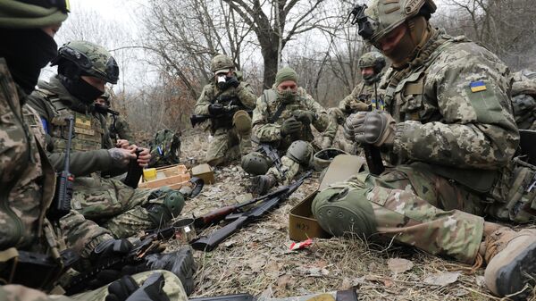أعضاء من قوات الدفاع الإقليمية الأوكرانية يستريحون خلال التدريبات التكتيكية، بالقرب من لفوف، أوكرانيا، 16 مارس 2022. - سبوتنيك عربي