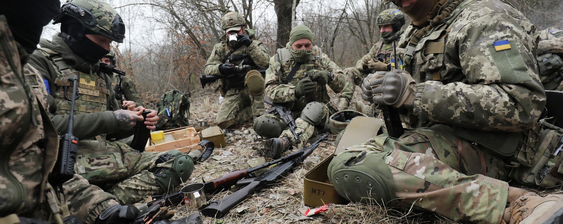 أعضاء من قوات الدفاع الإقليمية الأوكرانية يستريحون خلال التدريبات التكتيكية، بالقرب من لفوف، أوكرانيا، 16 مارس 2022. - سبوتنيك عربي, 1920, 20.03.2022