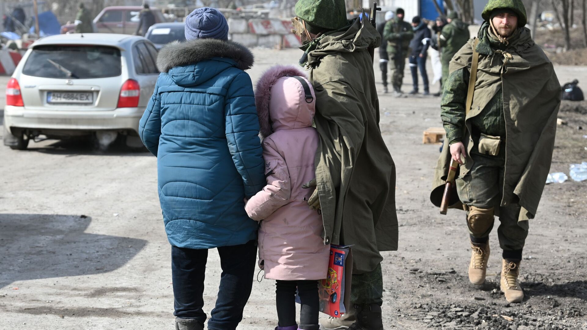 اللاجئون من ماريوبول يغادرون المدينة عبر الممرات الإنسانية بمساعدة الجيش الروسي وقوات دونيتسك الشعبية، جنوب أوكرانيا  - سبوتنيك عربي, 1920, 29.03.2022