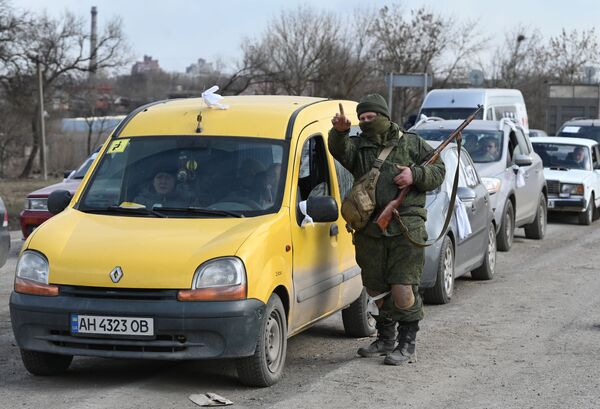عناصر قوات دونيتسك الشعبية يفحصون السيارات في ضواحي المدينة. - سبوتنيك عربي